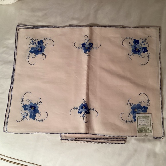 Elegant Vintage Blue Floral appliquéd Table Napkins & Placemats Set of 8 total - Picture 2 of 7
